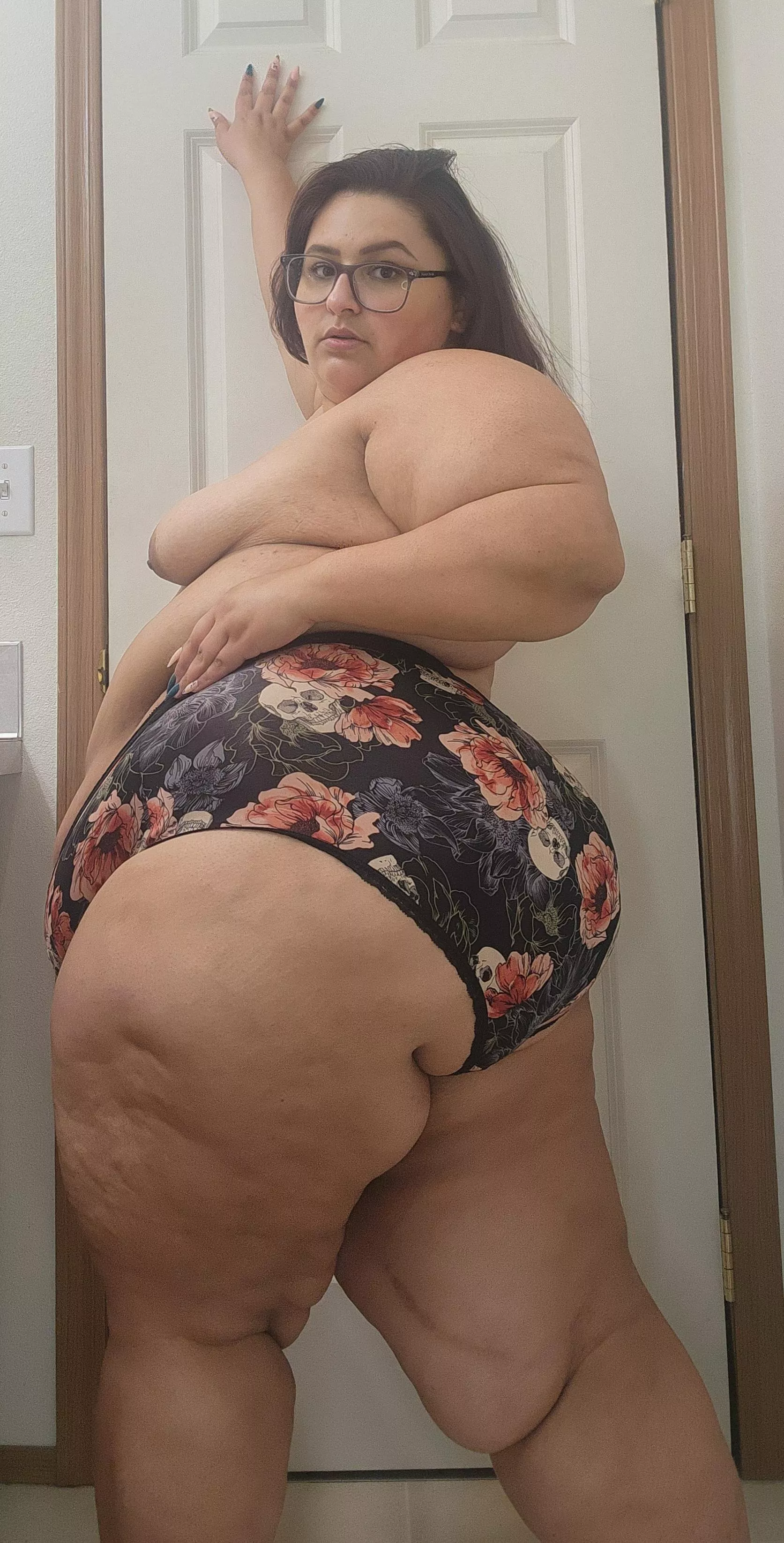 Come and take a bite 🫦 🤤 posted by risaroo27