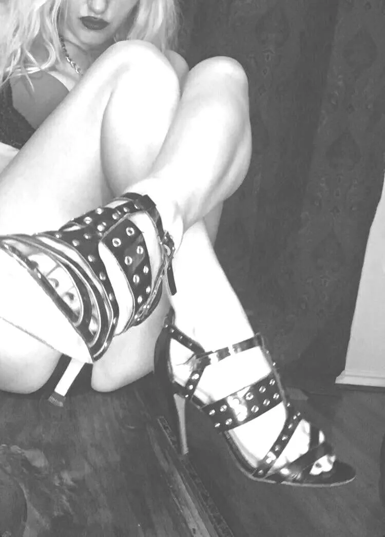 Entertain me [f] by Sindy_sixxx