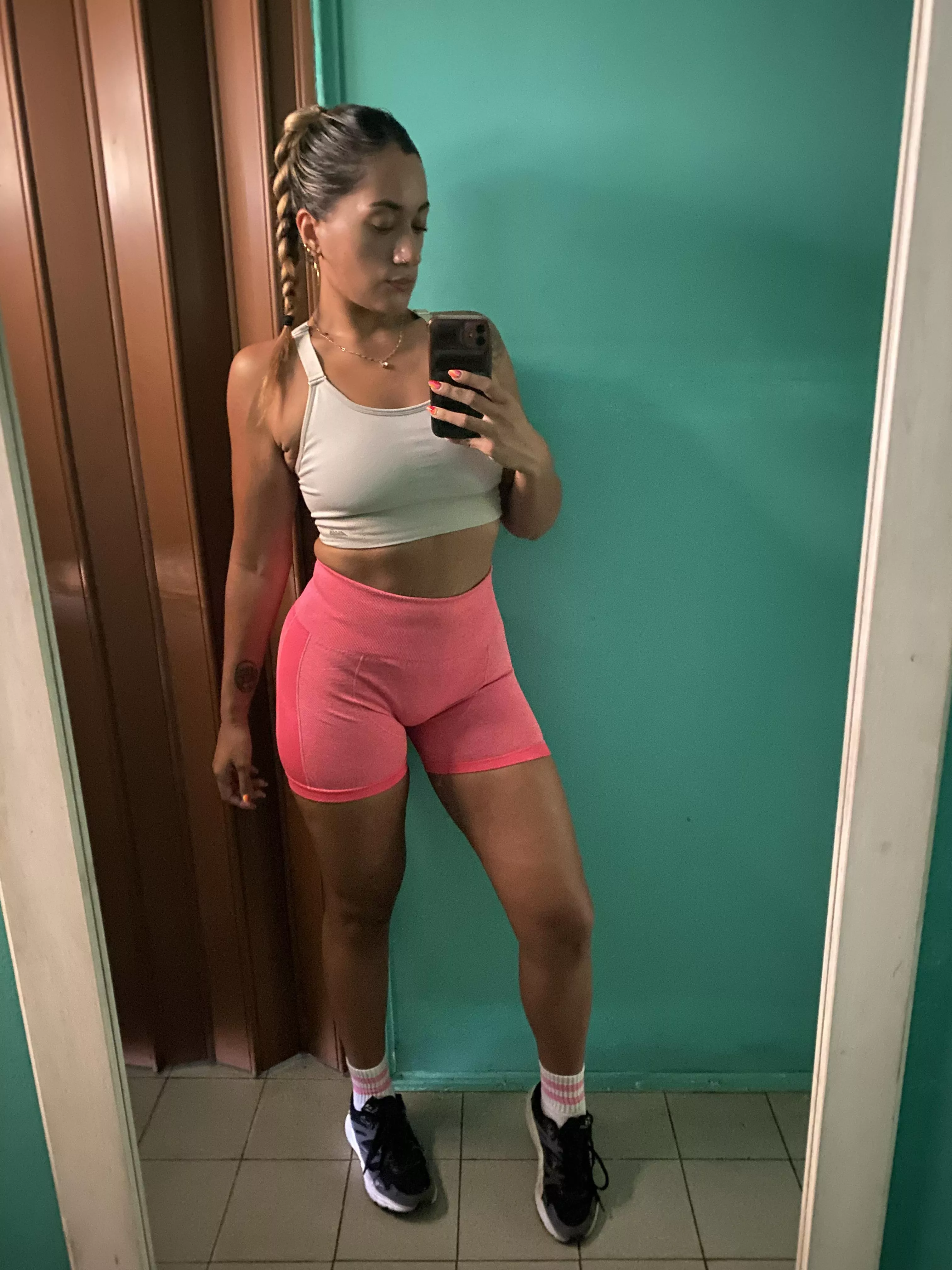 Going to the gym today with 36 °C 😮‍💨🥵😩 [F] posted by Loola1997