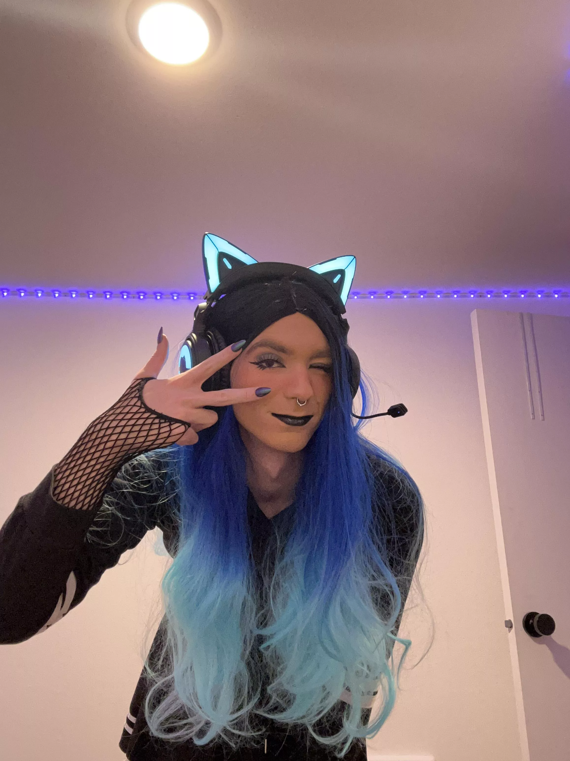 Hai!!! 🖤🖤🖤 posted by SideSlash22