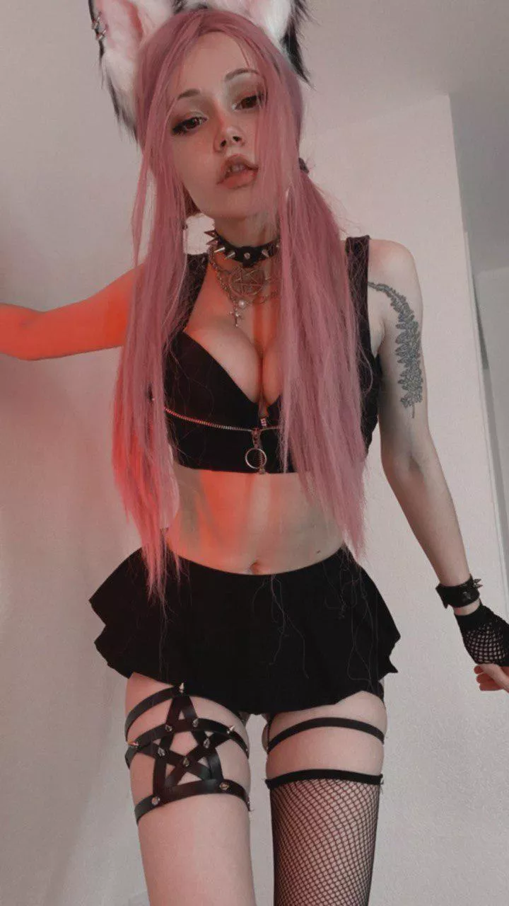 Is my style of dress your type? posted by Radiant_Simple95