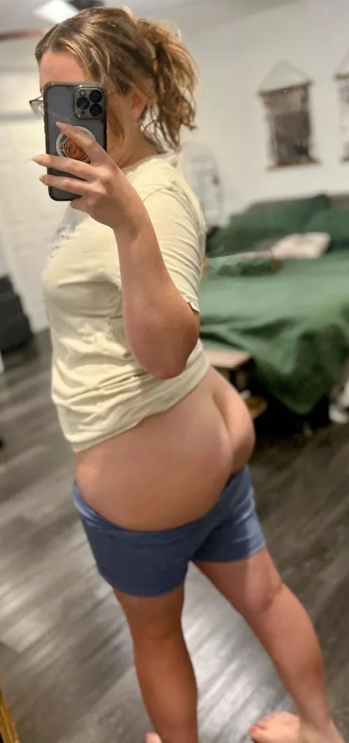 It's such a chore putting on pants. Can we spend the day naked instead by hotwifepeachess