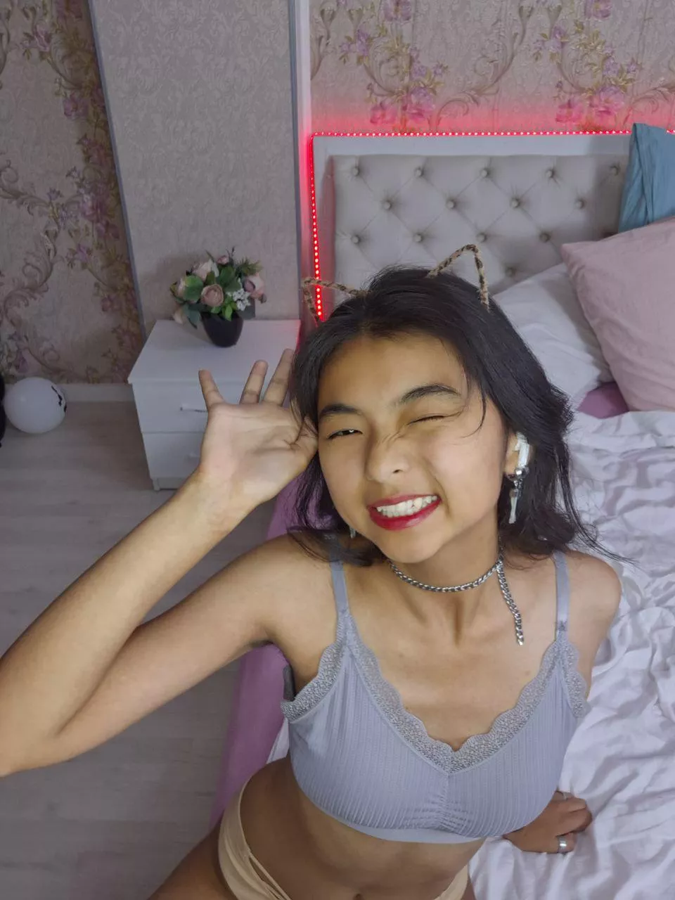 Kitty wants to play with you posted by PetiteSexyAngel