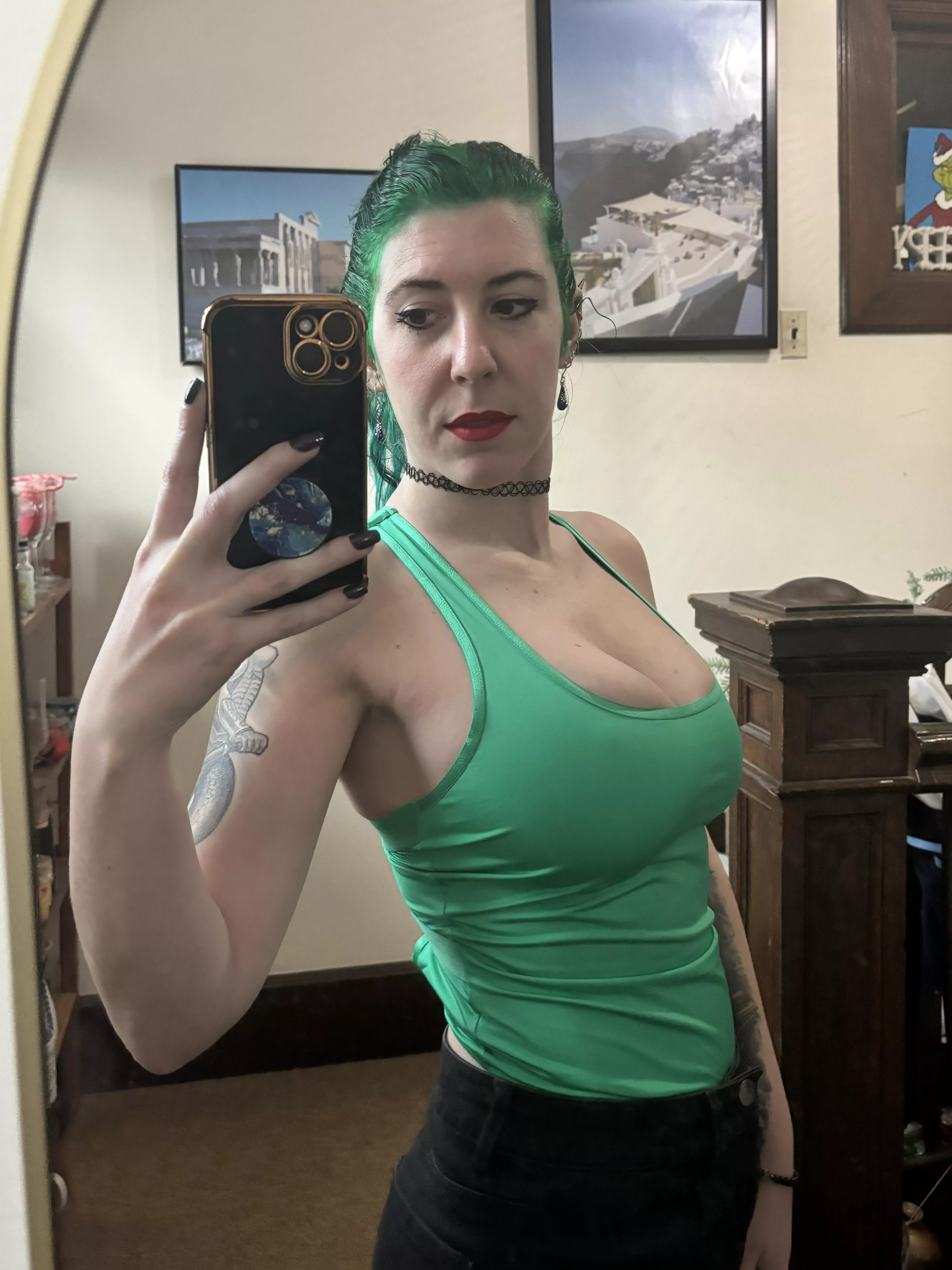 Side cleavage posted by sirenskiss3