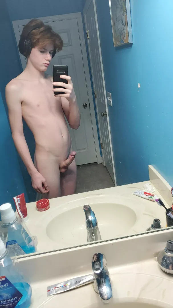 18, never had a gay experience before. Snap in bio 🩷🩵 posted by RooftopNSFW