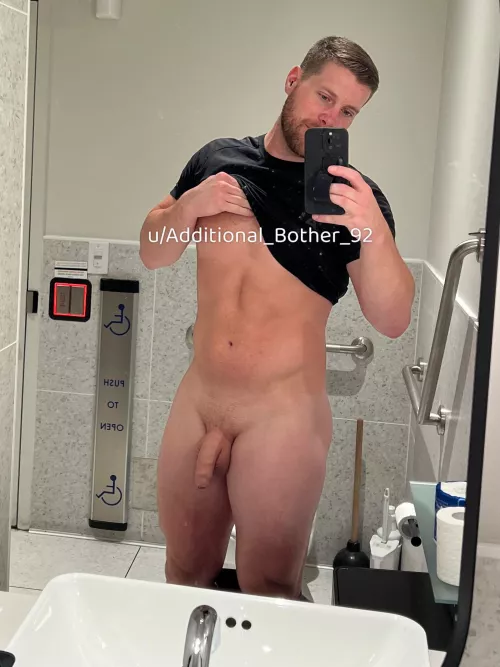 A quick airport nude! by Additional_Bother_92