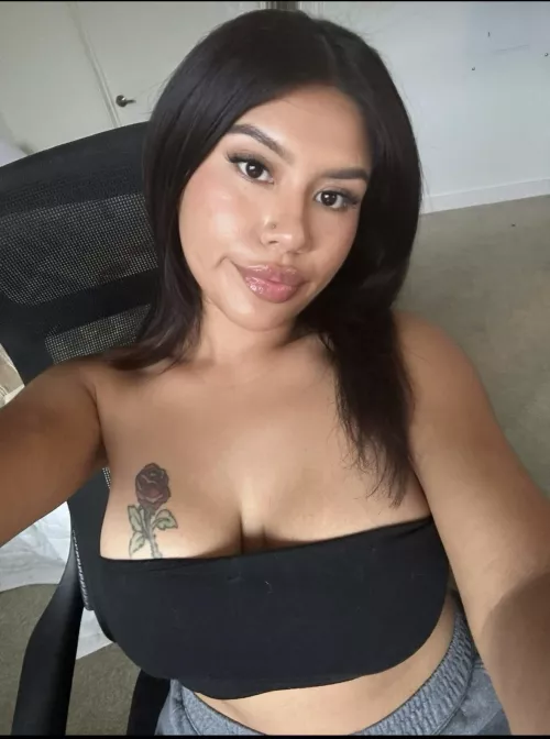 Are you into Latina milfs in their 30s? by Roseysan1111