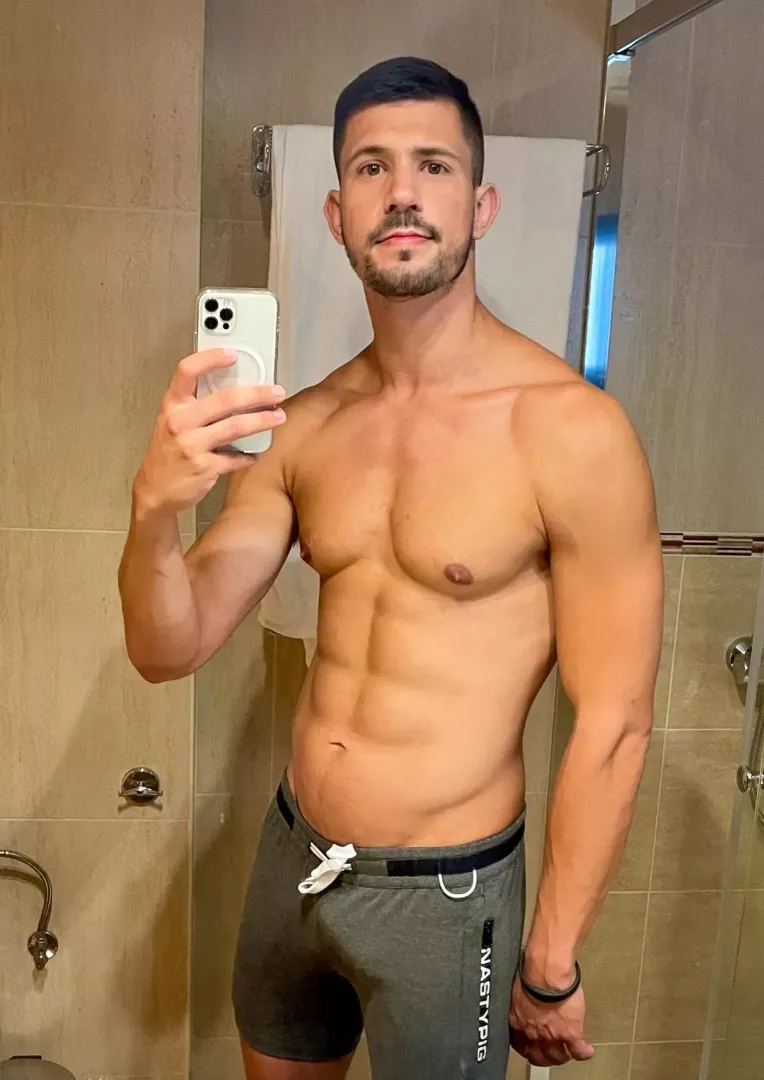 Bulging, hung, and horny posted by DashQuemaXL
