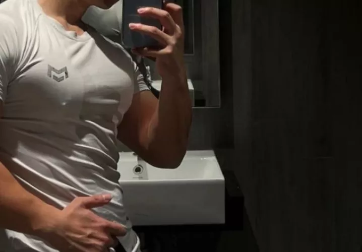 Daddy wants a YOUNG boy who will show off and do as he's told 😈 Snap in bio by BigHandsonSmallWaist