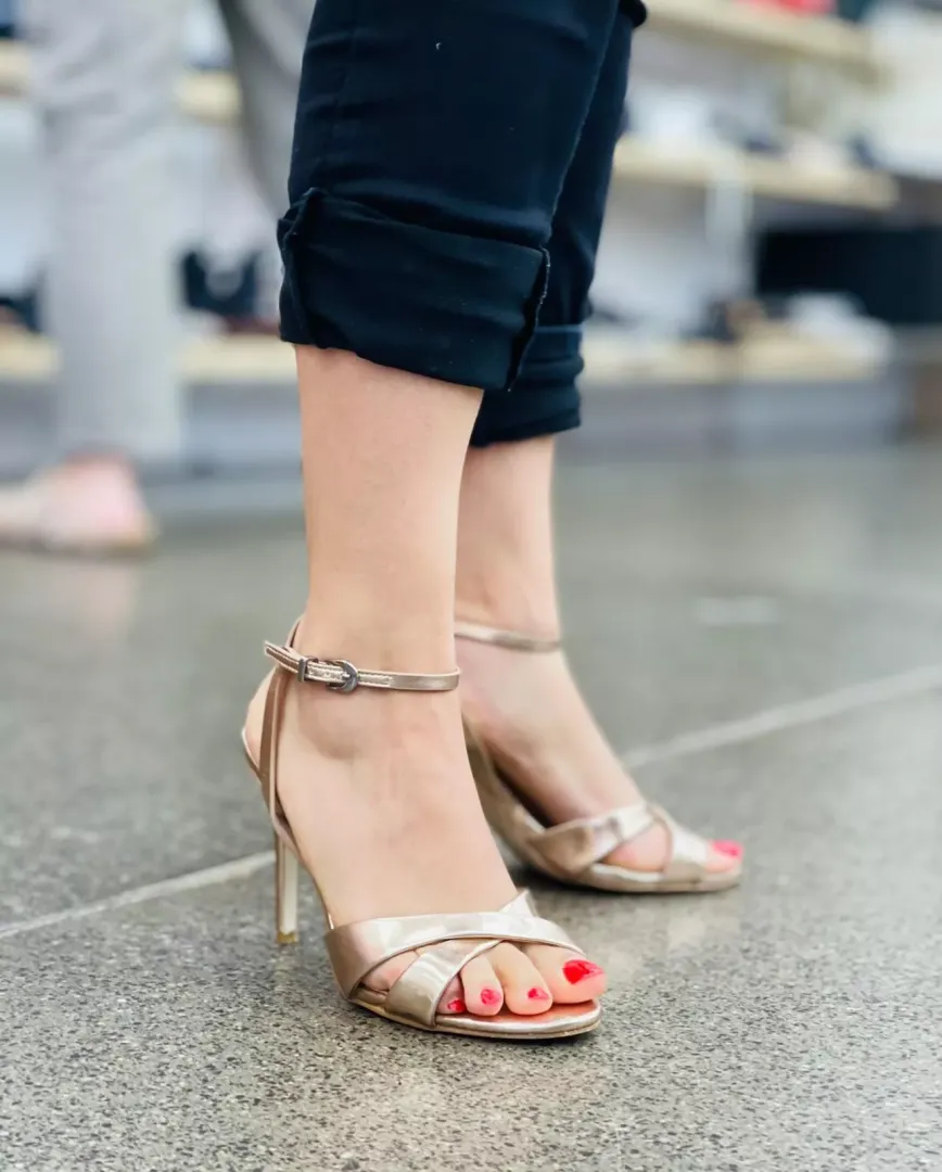 Do my red toes go well with the golden heels? (F) by Lady_KittenBunny