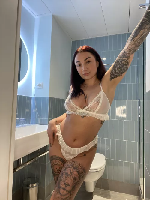 Do you approve of my little body...? by qodiax