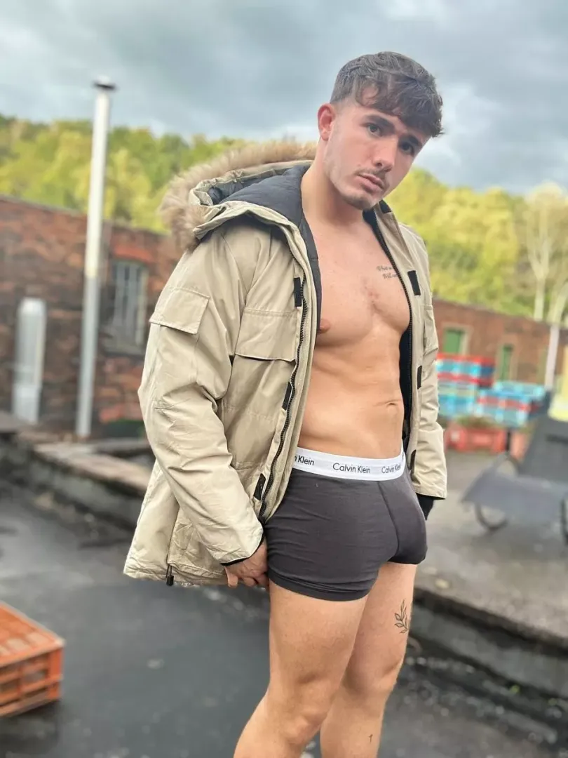 Do you like my bulge? 🤔? posted by miserablythirstyst