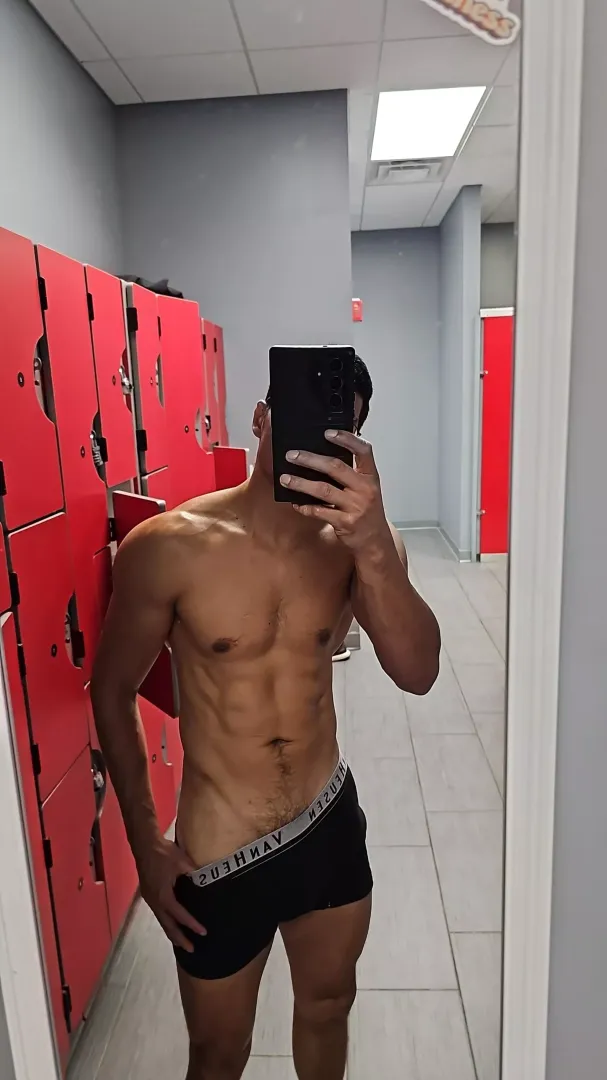 Fun in the locker roo[M] posted by Fragrant_Dragonfruit