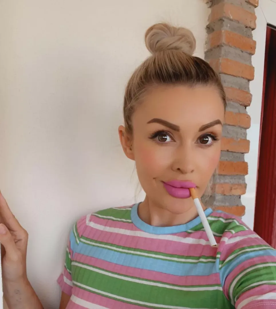 Pink lip smoking 💋🚬 posted by Relevant-Wallaby5244