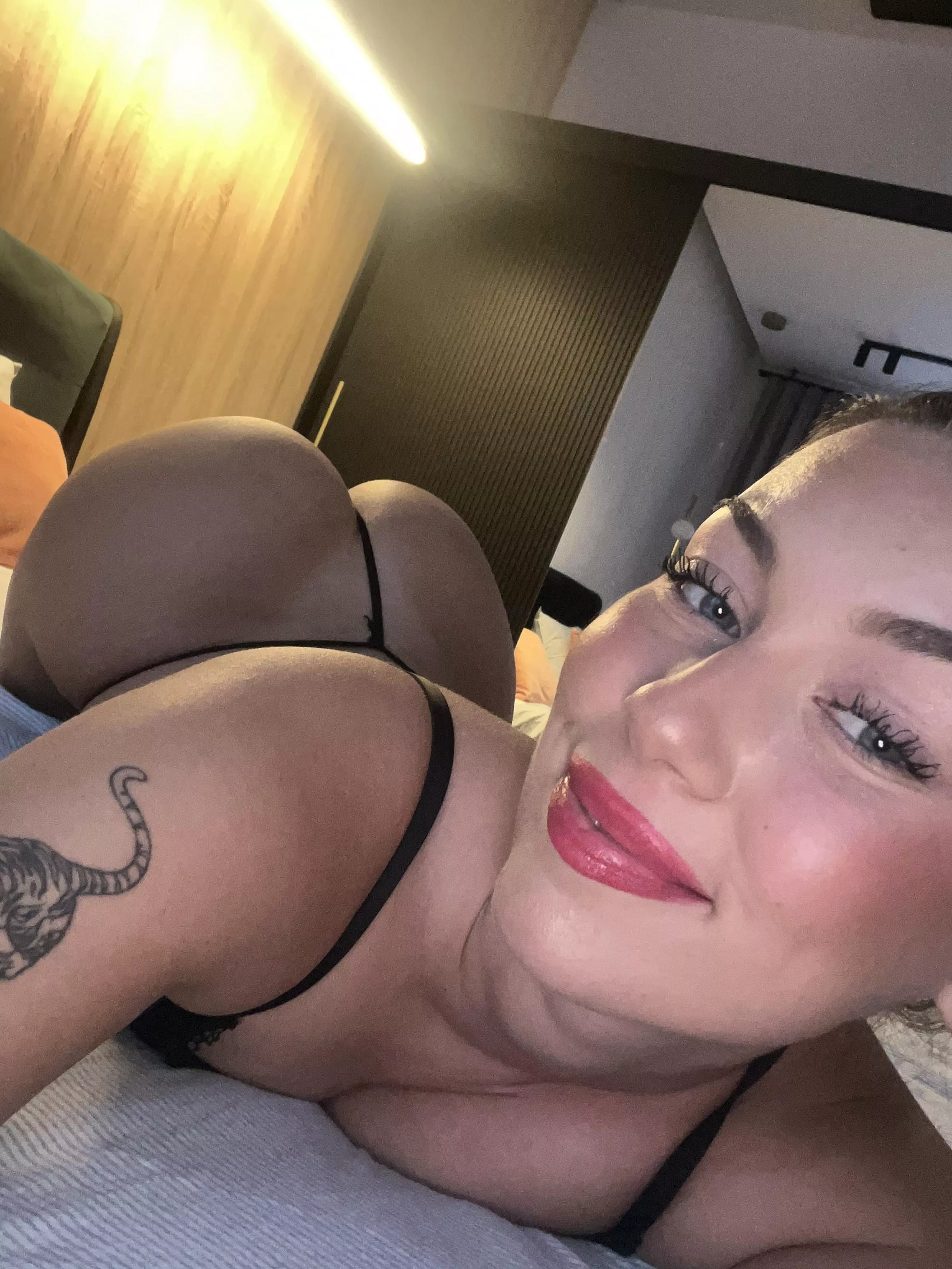 POV:You get this pic from me late at night, are you coming over? posted by PomegranateDue1440