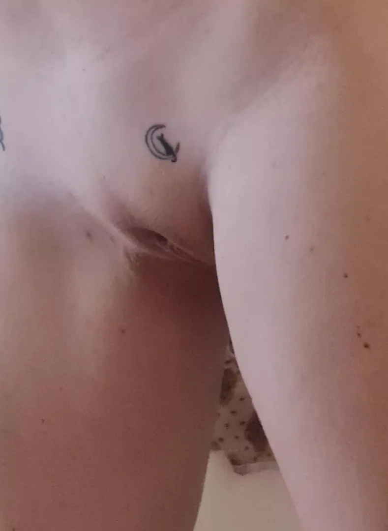 Smooth milf pussy posted by catsweethot