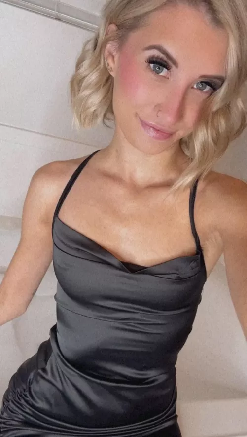 This young blonde is a total package by aria_adams