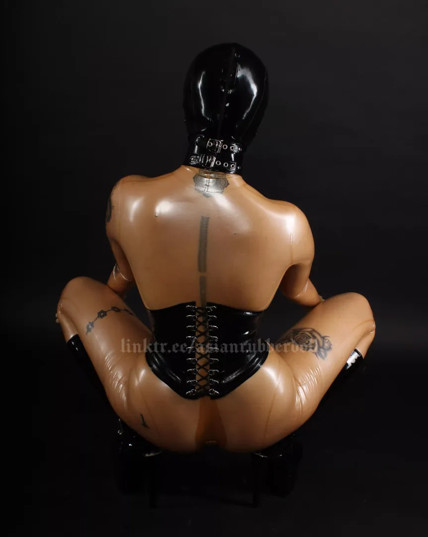 Your tattooed latex girl 🖤 posted by latex-desire