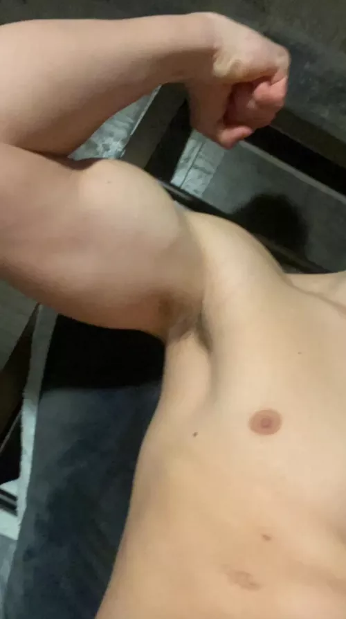 24 straight guy here. Love seeing armpits, white socks and spit by Batica_gym99