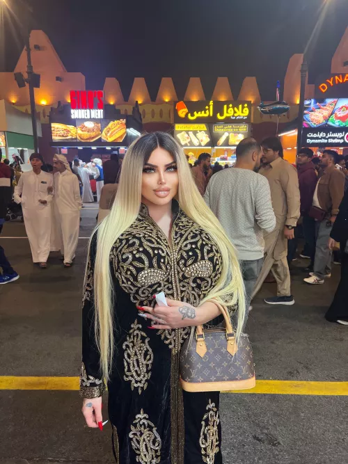 Bimbo Queen by First_Willingness_25