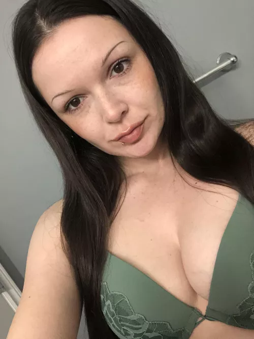 Dark eyes, dark hair by jessiemotionless