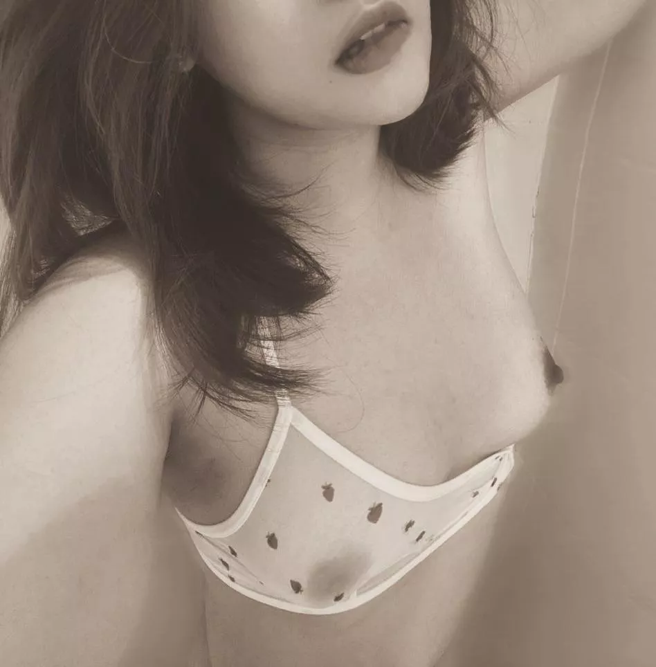 🍓🫦 (f) posted by MatahariIsTaken