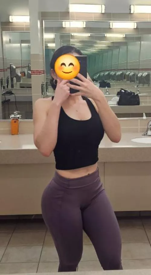 (F) Would you look at me in the gym? by sxylatina4