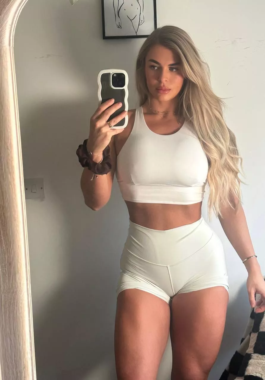 Feeling good in my croptop 💕 posted by Ok-End-118