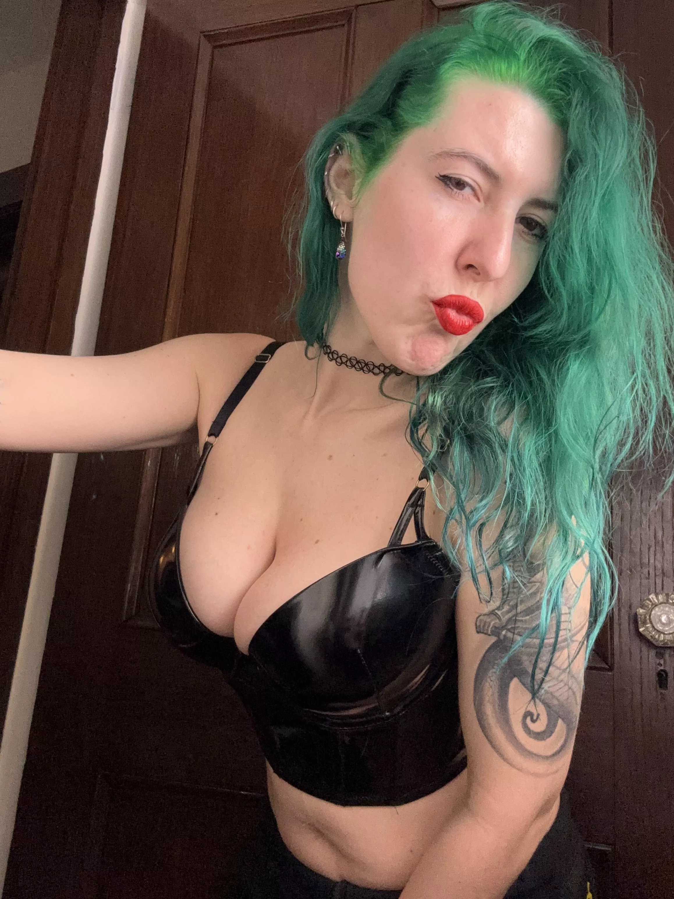 Green kisses posted by sirenskiss3