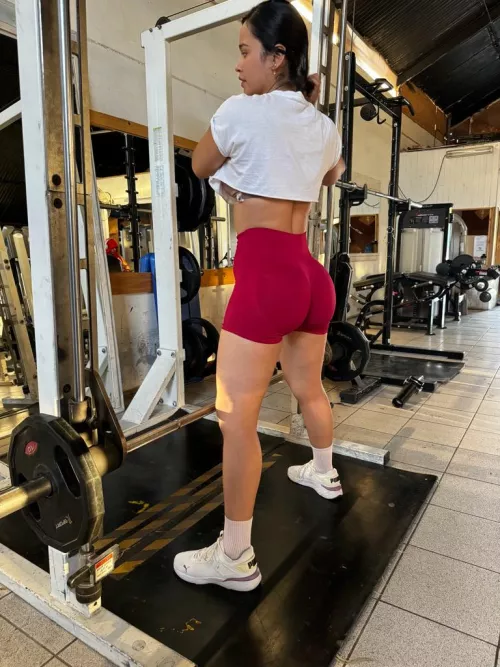 How's my gym ass looking? [F] by Lovely_Dearu