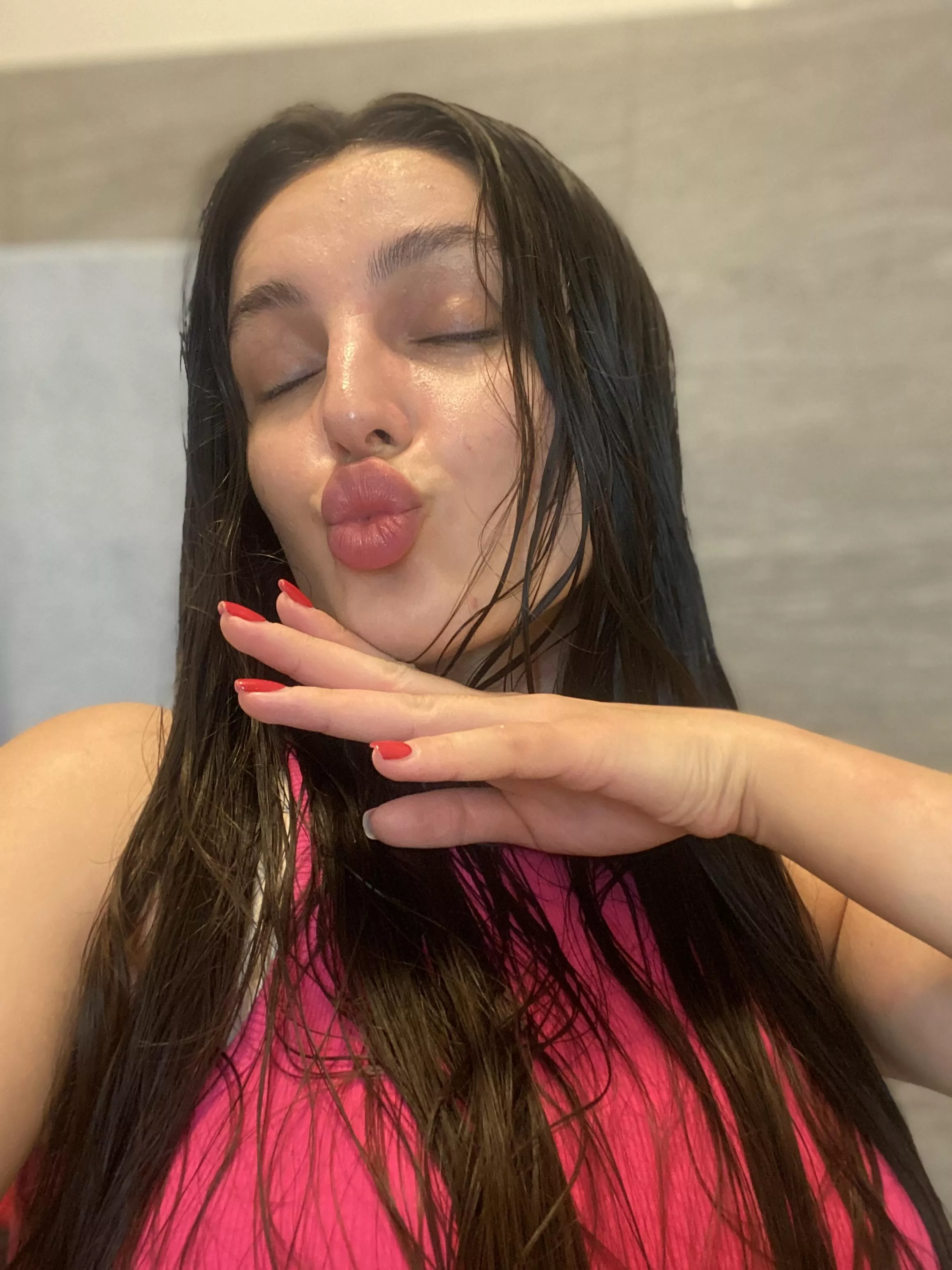 Just got out the shower do you think I look hot? posted by ellyslv