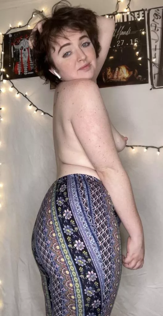 Shorthair side boob 😜 posted by Mrscthulhucultist