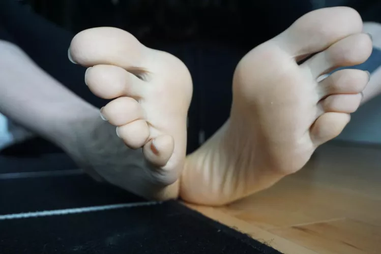 suck my toes by mailouve