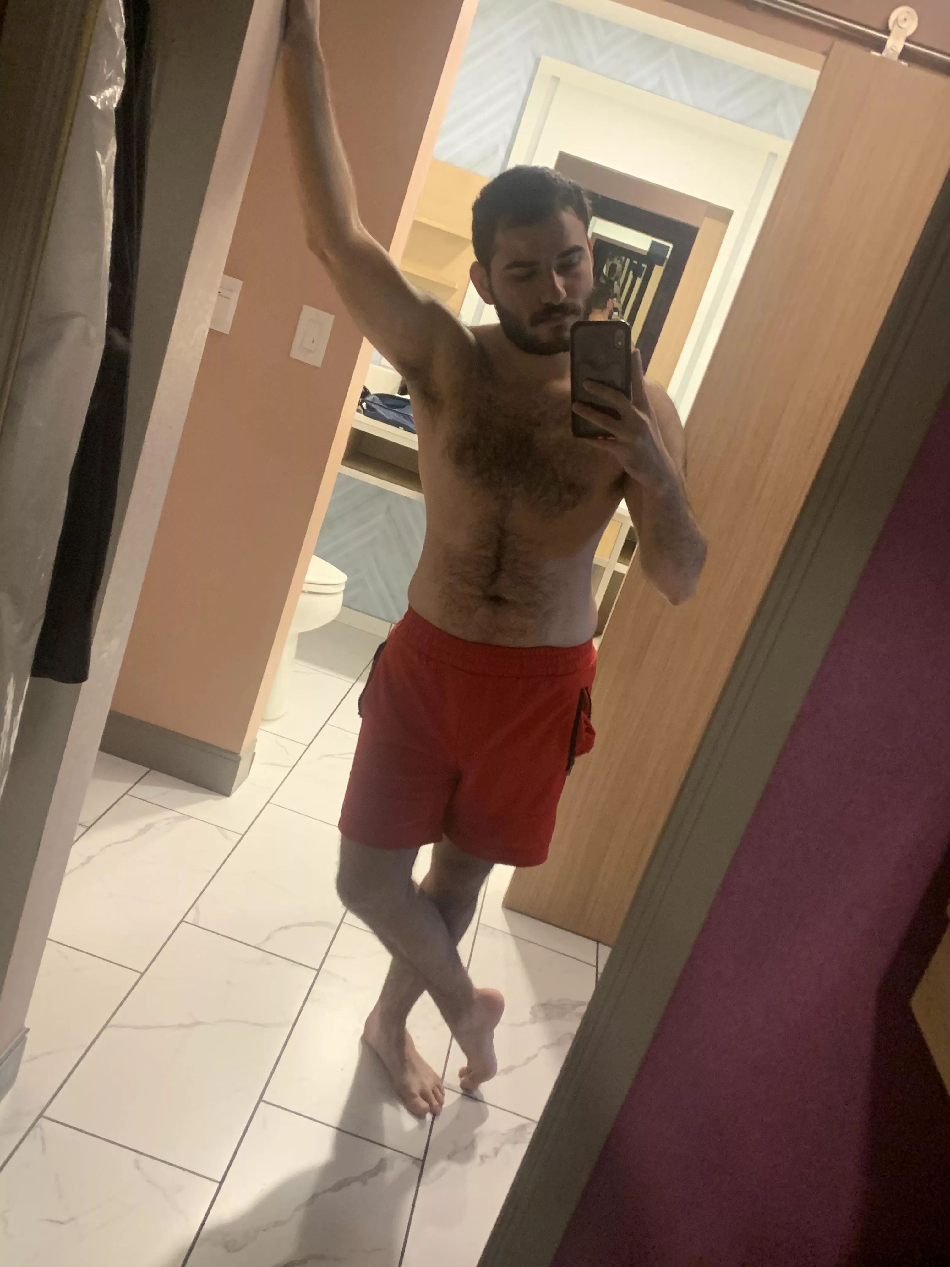 Throwback to a couple of weeks ago when I was at a hotel for a friend’s wedding and could not stop taking pics with this mirror 😌 posted by nerdyotter239