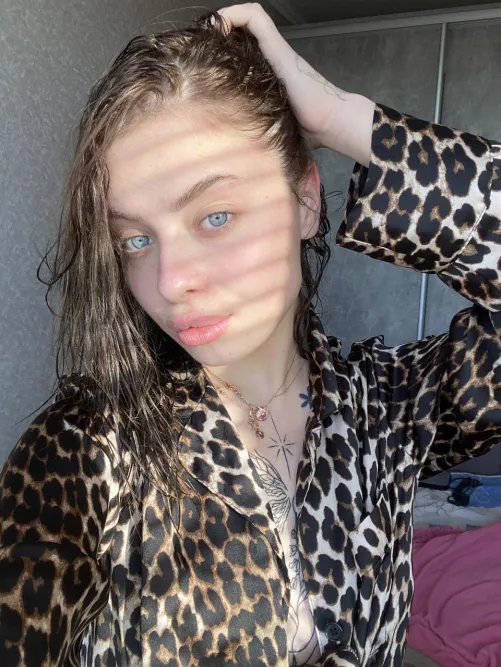 would you say im classy? by Salma_Paul