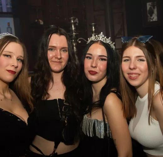 [4] pick one for a facefuck by ledegg