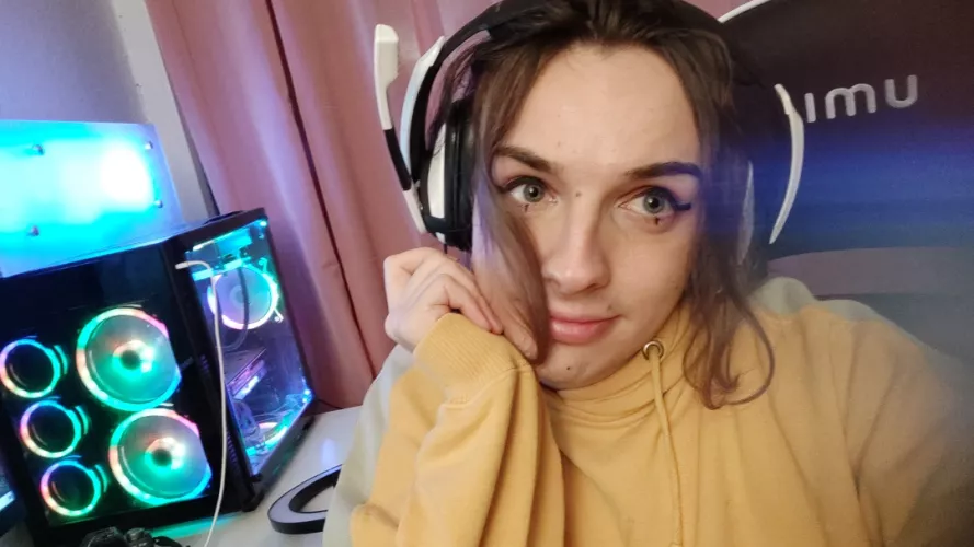 gamer girl :3 by Donut_Creamfilled