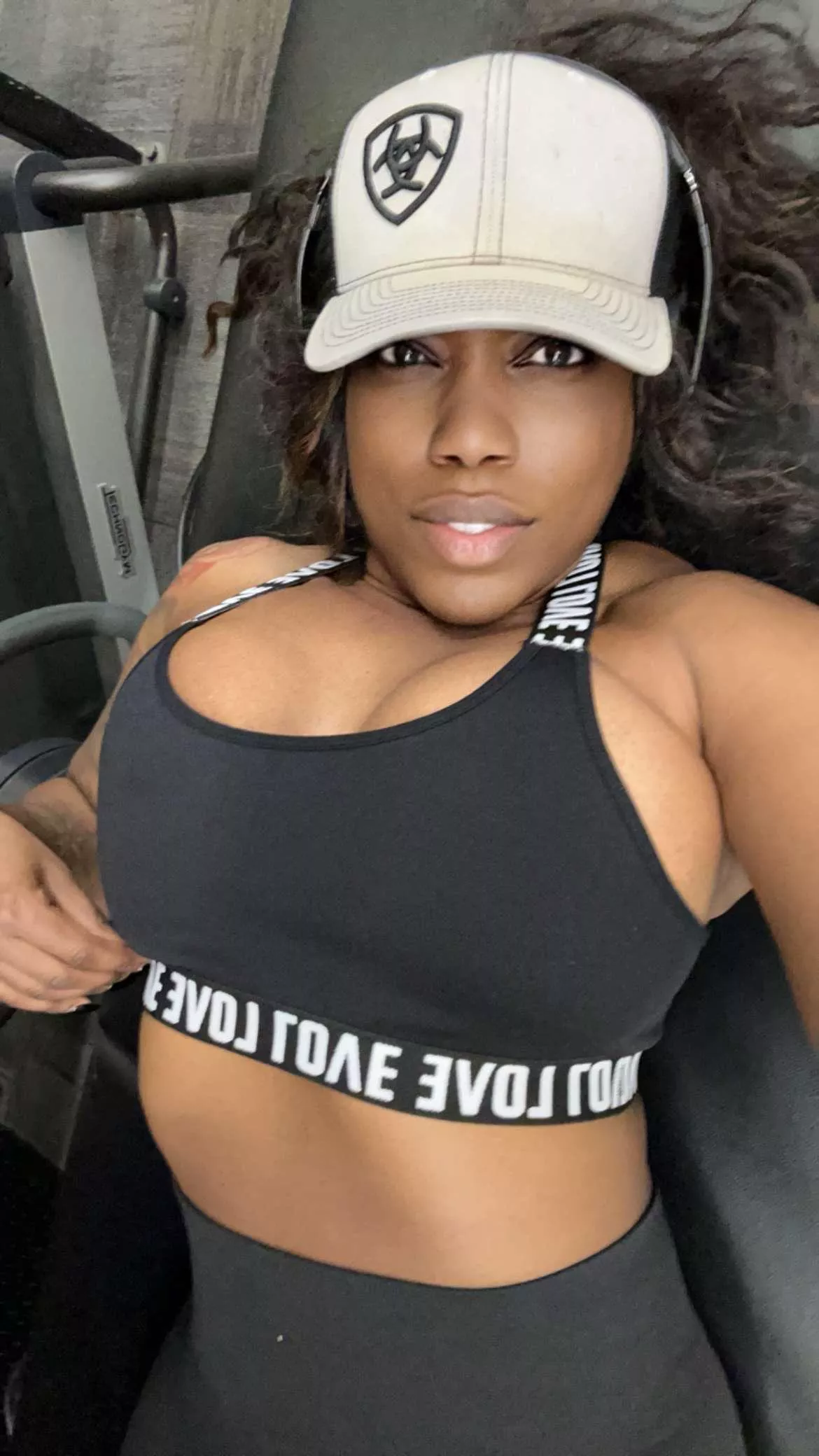 Gym selfie posted by foxybalboa23