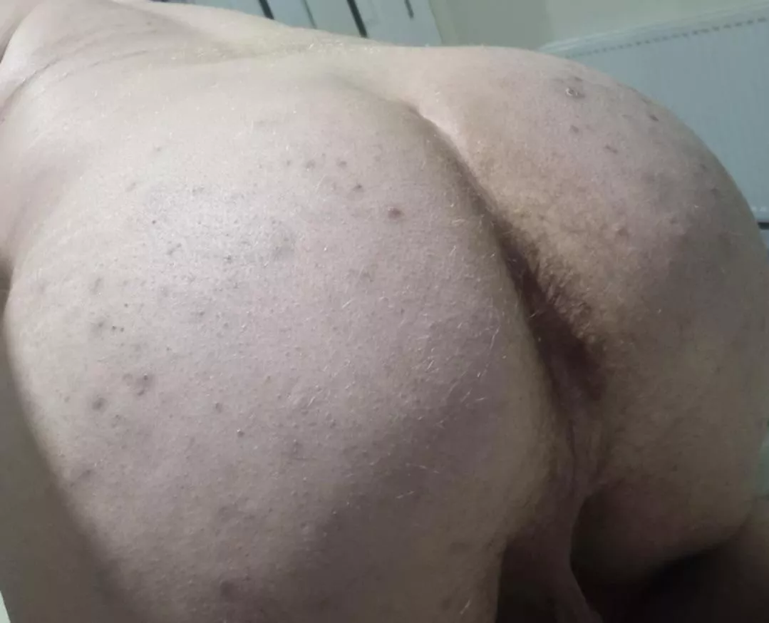 Hope you all like my ass 😅 28mUK, DMs open 🥰 posted by biboy1996x