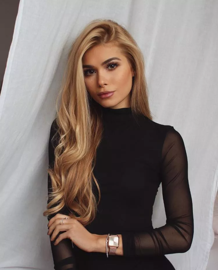 Pamela Reif posted by Candid-War855