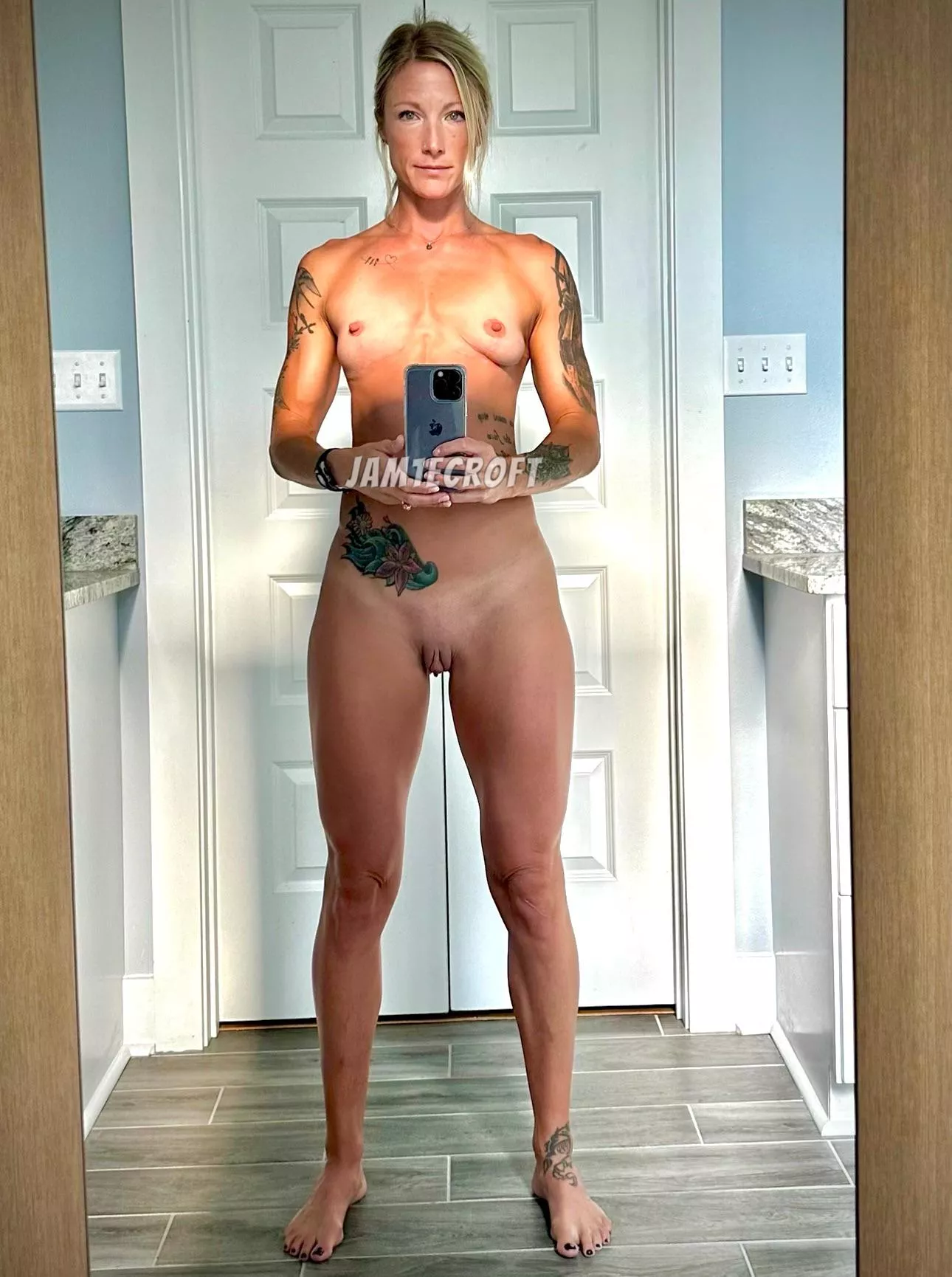 45 and still killing it 💪🏼💋 posted by Jam1eCroft