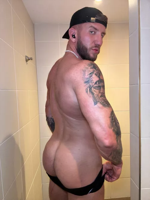 Beat your meat and spill your cum on my ass by onlybigj