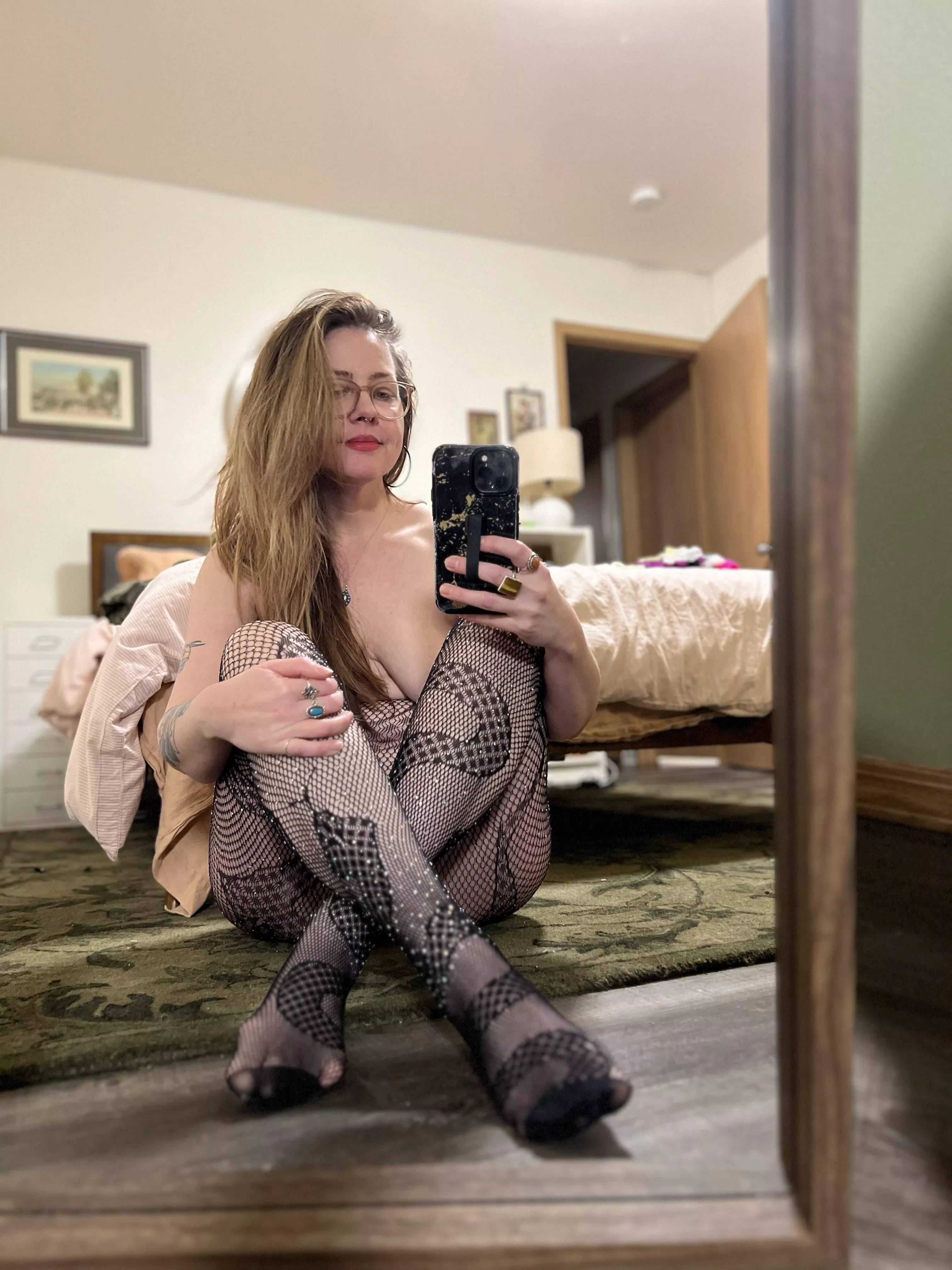 Come see what’s behind my legs posted by thekinkycherries