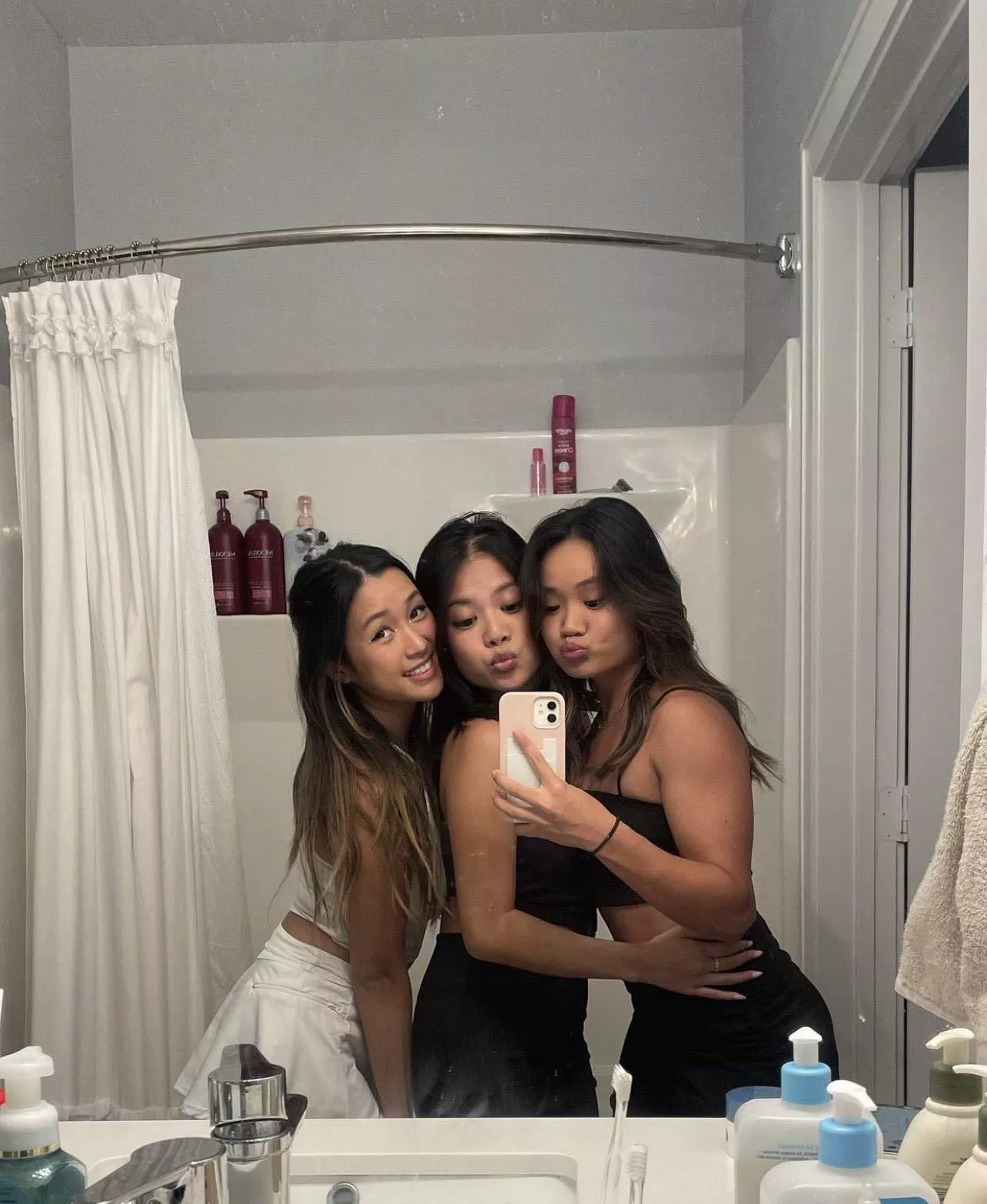 kissy face posted by zesty_demonsrr