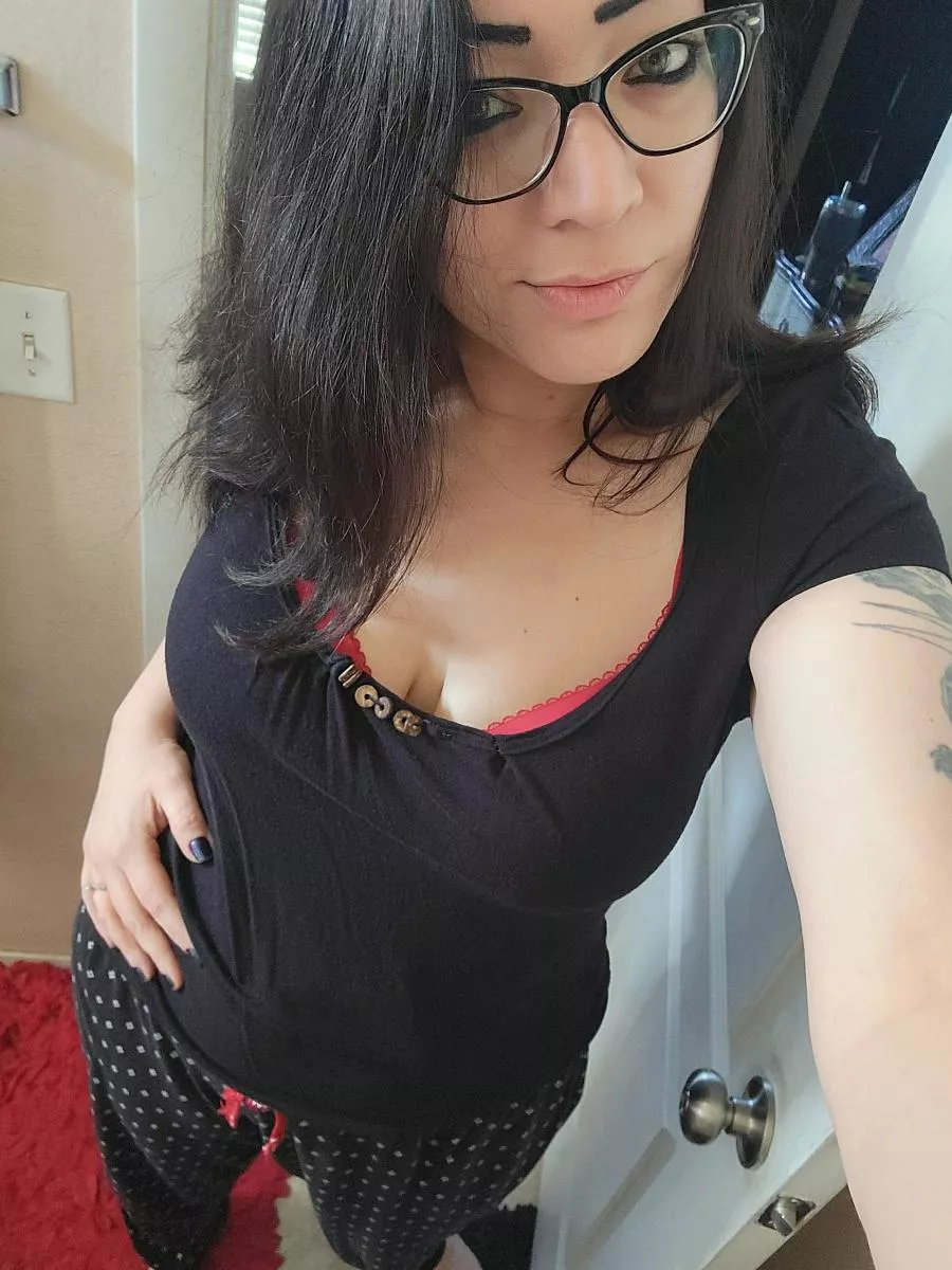Sexy goth milf posted by HomelessChipmunk