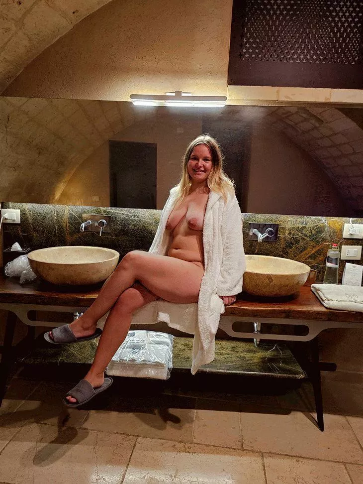 Showing off my thick body posted by Lacey-xx