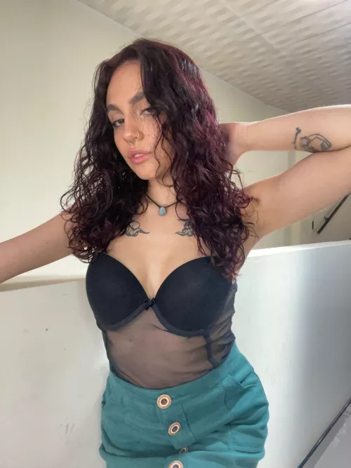 They say that my belly button is very sexy by LatinaJasmin