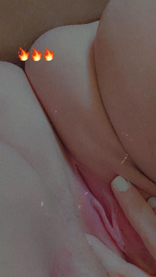 You think my pussy is pretty? by [deleted]