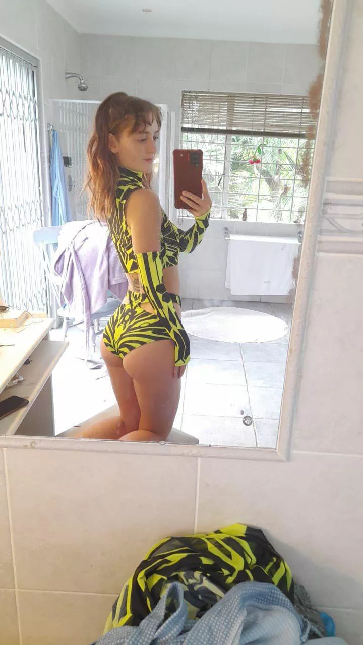 A little mirror selfie to brighten up your day 😊 posted by pleasurexloli6