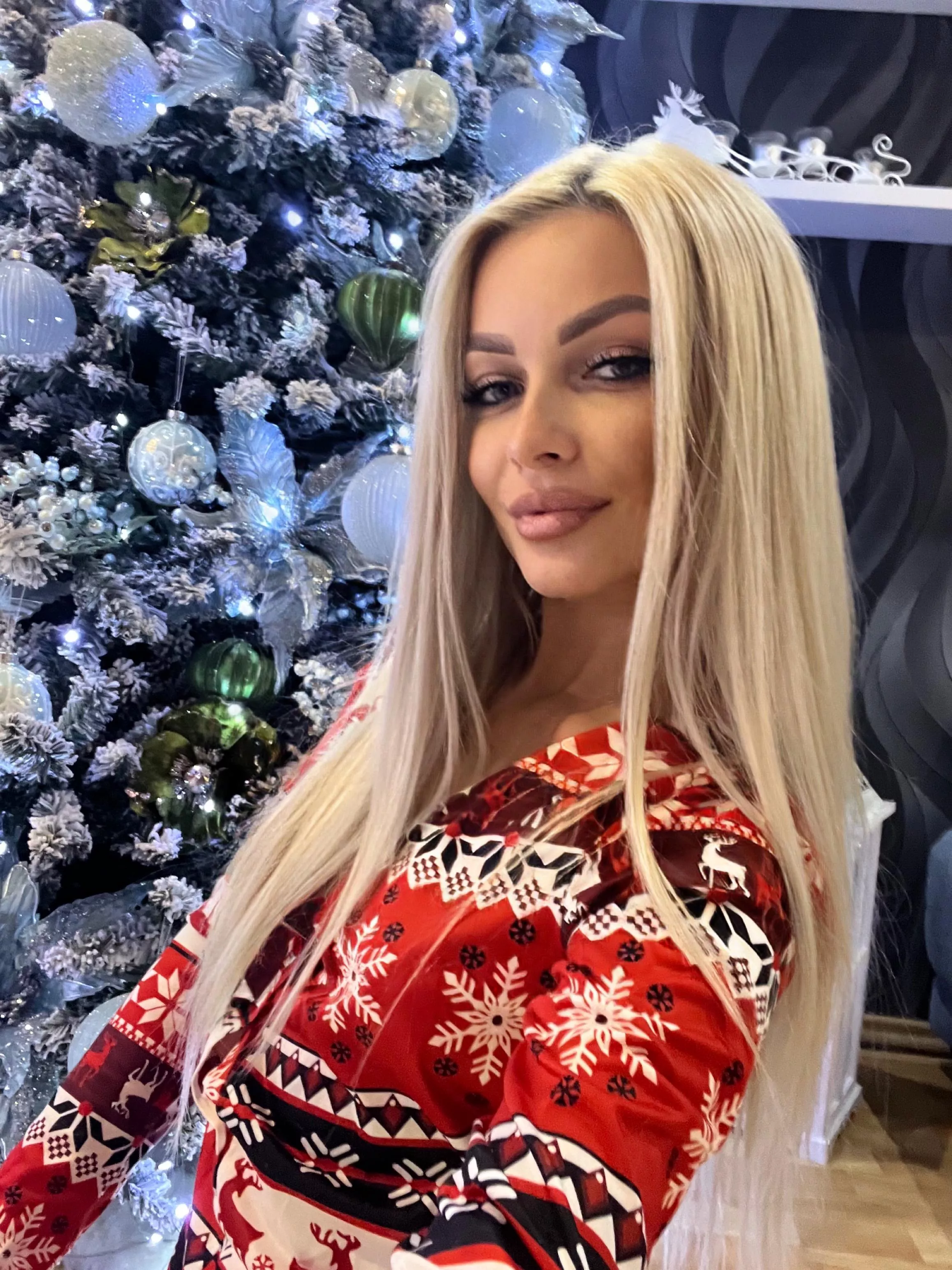 Blonde, milf. Perfect? posted by Notice-Favorable764